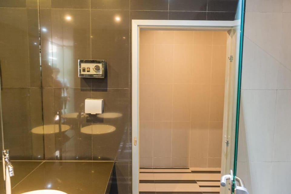 Low Rise Modern Lux 2BR - 800m To BTS Thong Lo Apartment in Bangkok
