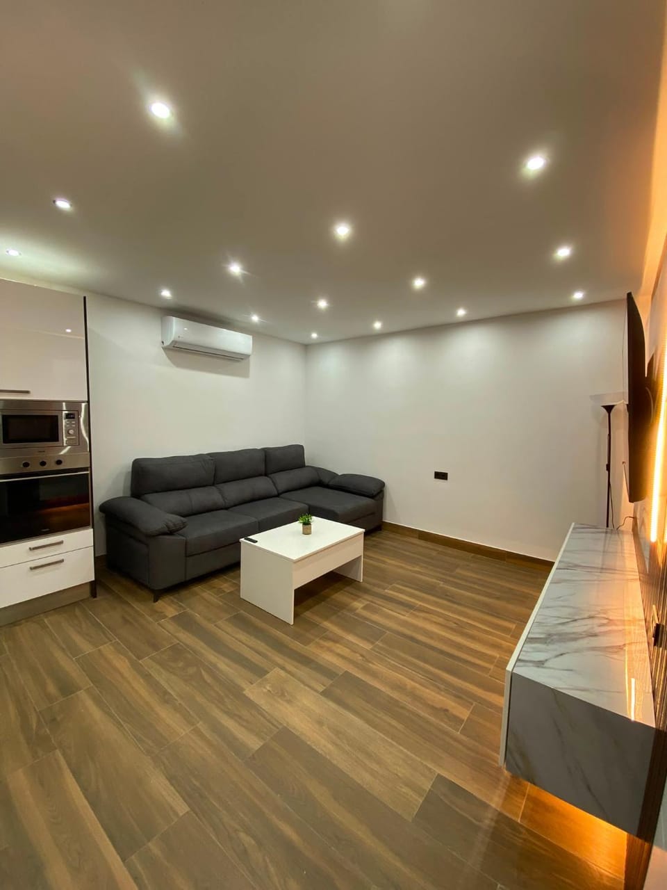 Communal lounge/ TV room, TV and multimedia, Living room, Seating area, Evening entertainment, air conditioner
