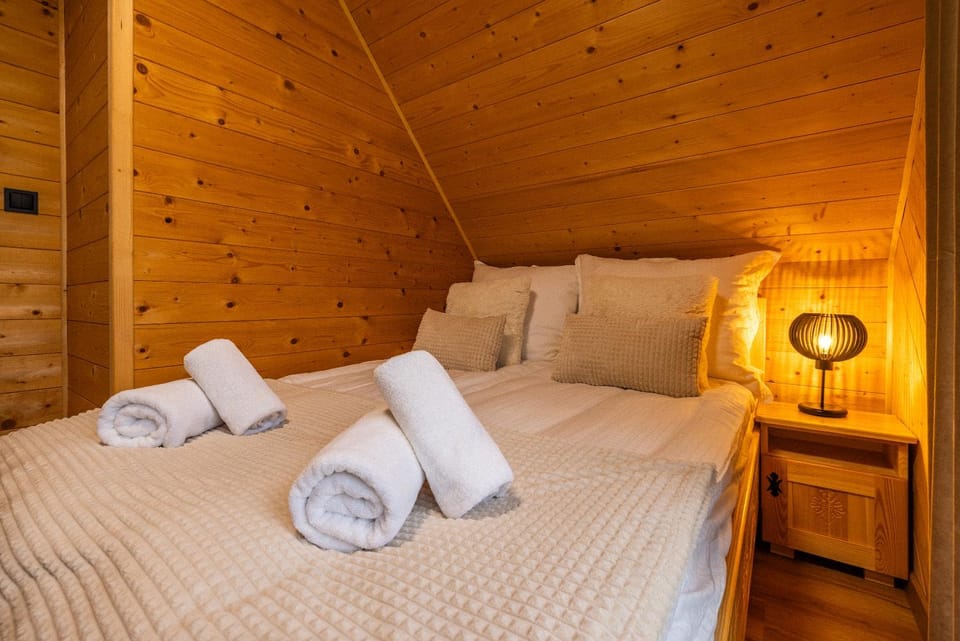 Bed, Photo of the whole room, Bedroom, towels