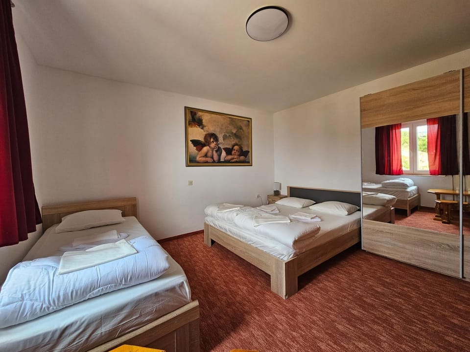 Bed, TV and multimedia, Bedroom