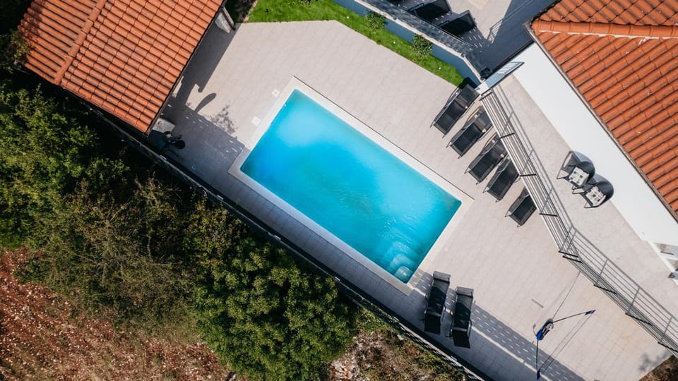 Property building, Day, Pool view, Swimming pool, sunbed