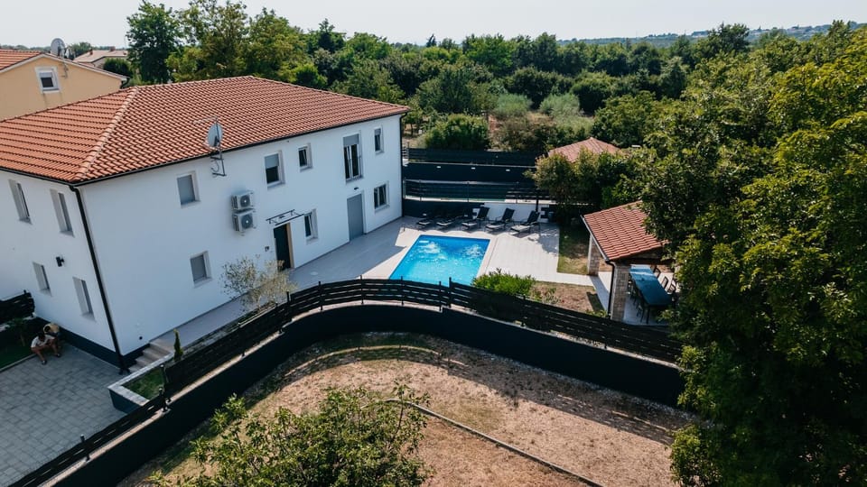 Day, Bird's eye view, Pool view, Swimming pool, Parking, sunbed
