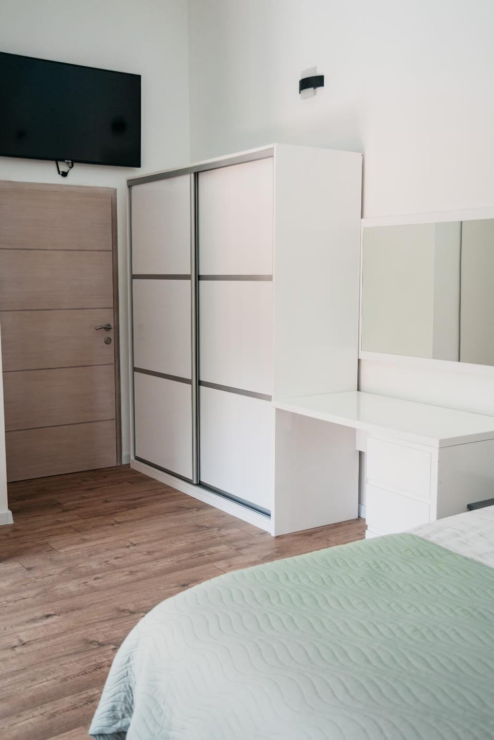 Bed, TV and multimedia, Photo of the whole room, Bedroom, wardrobe