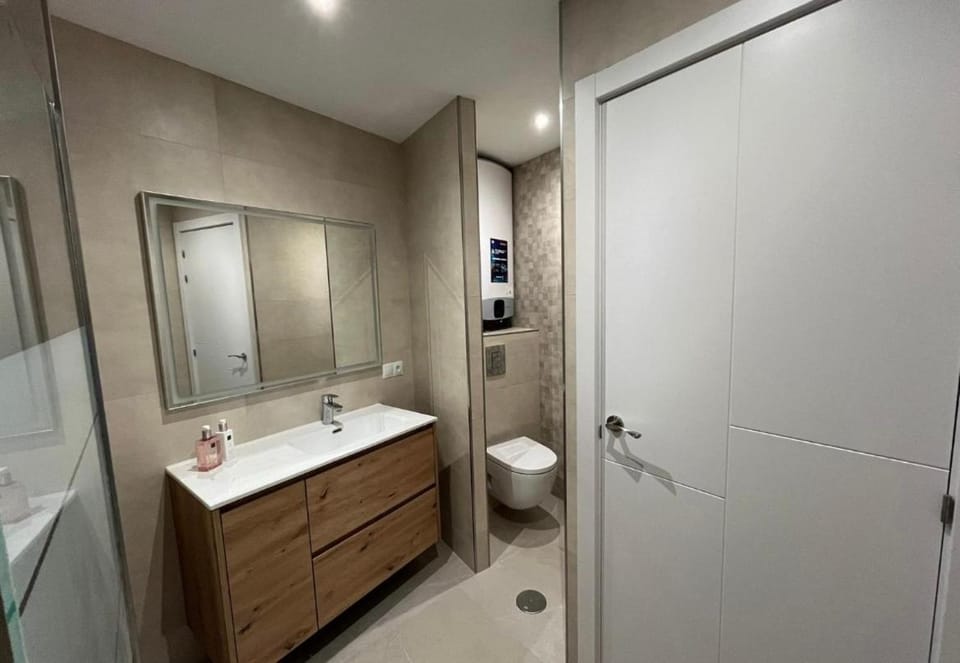 Shower, Toilet, Bathroom, furniture, towels