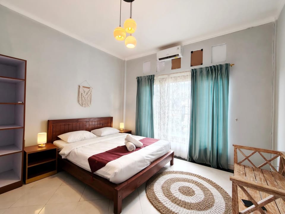 Bed, Living room, Photo of the whole room, Seating area, Bedroom