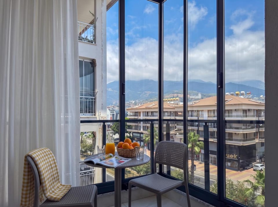 Balcony/Terrace, Mountain view