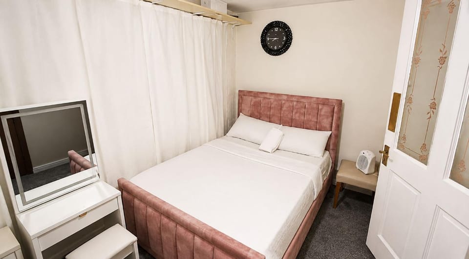 Communal lounge/ TV room, Bed, TV and multimedia, Bedroom