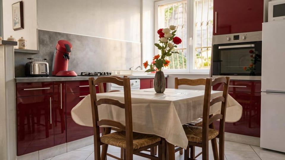 Charmant T2 avec Cuisine Équipée, cour au Calme & Piscine House in Occitanie