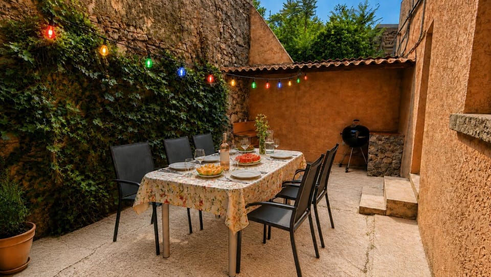 Charmant T2 avec Cuisine Équipée, cour au Calme & Piscine House in Occitanie