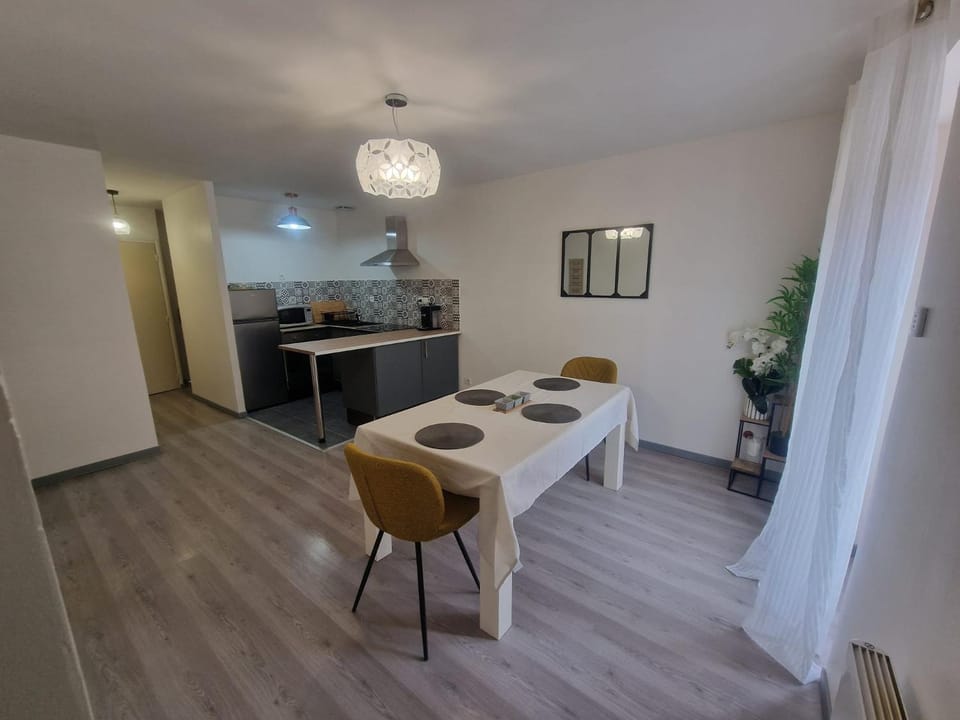 Kitchen or kitchenette, Dining area, oven, stove
