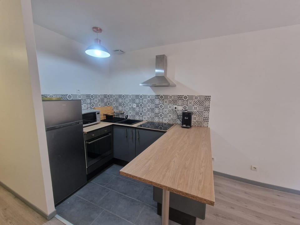 Kitchen or kitchenette, oven, stove