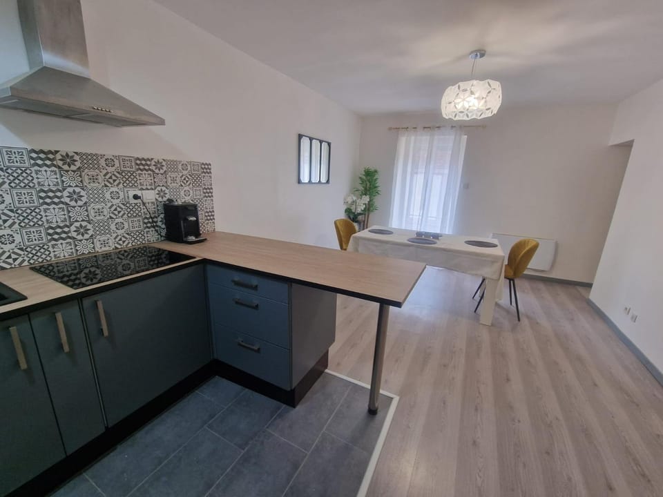 Kitchen or kitchenette, Dining area, stove