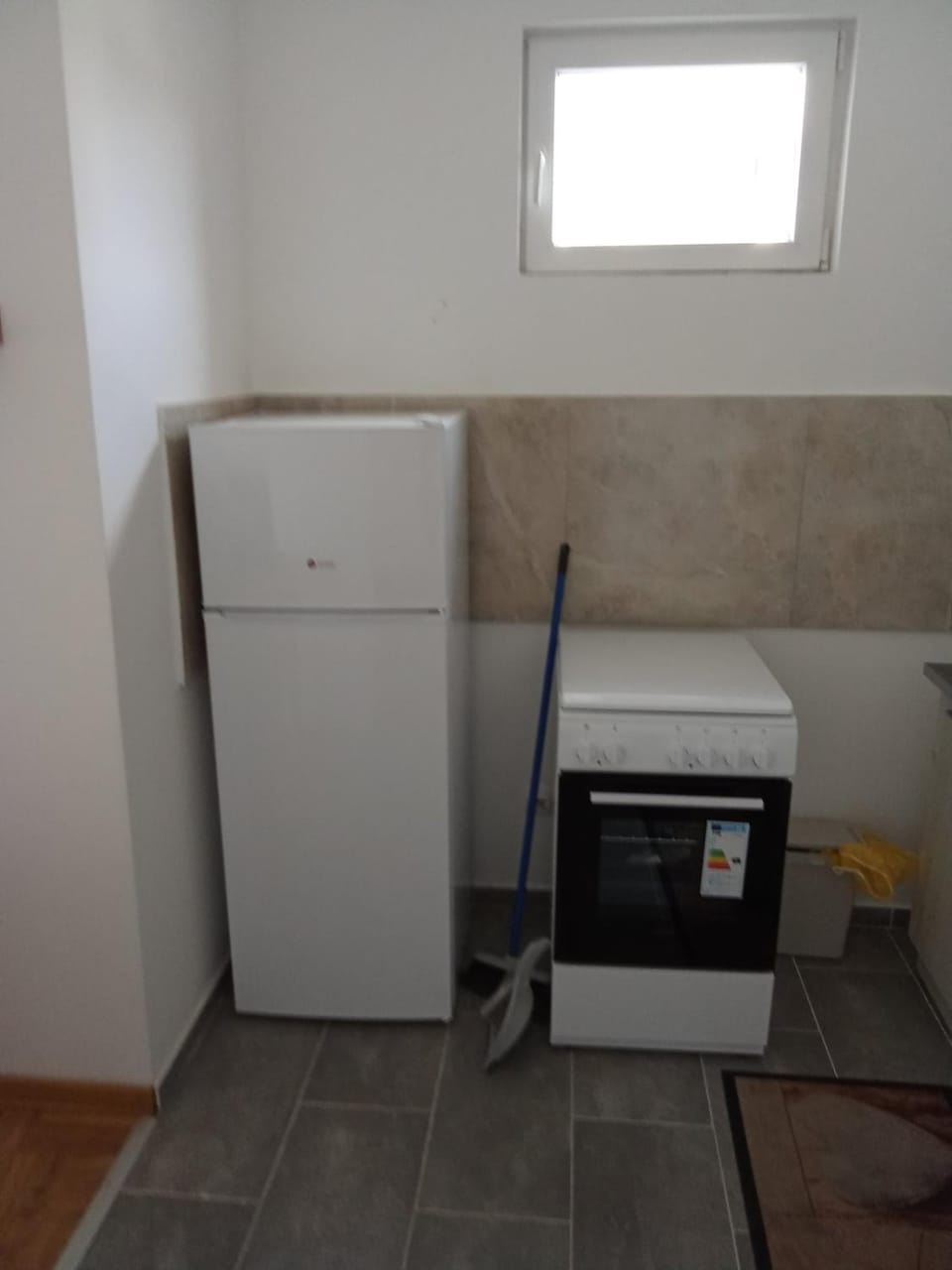 Kitchen or kitchenette, oven