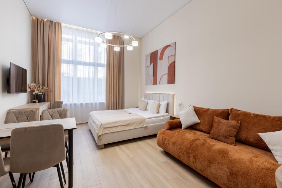 Bed, TV and multimedia, Living room, Photo of the whole room, Seating area, Bedroom