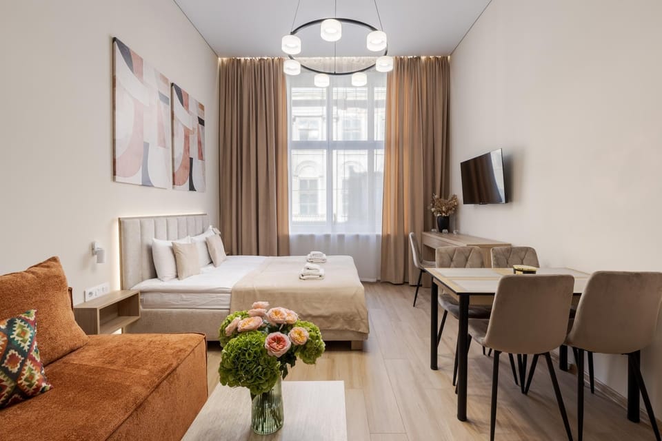 Bed, TV and multimedia, Seating area, Bedroom