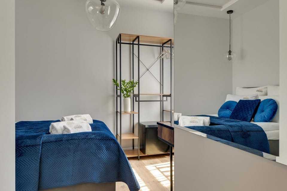 Bed, Photo of the whole room, Seating area, Bedroom, towels