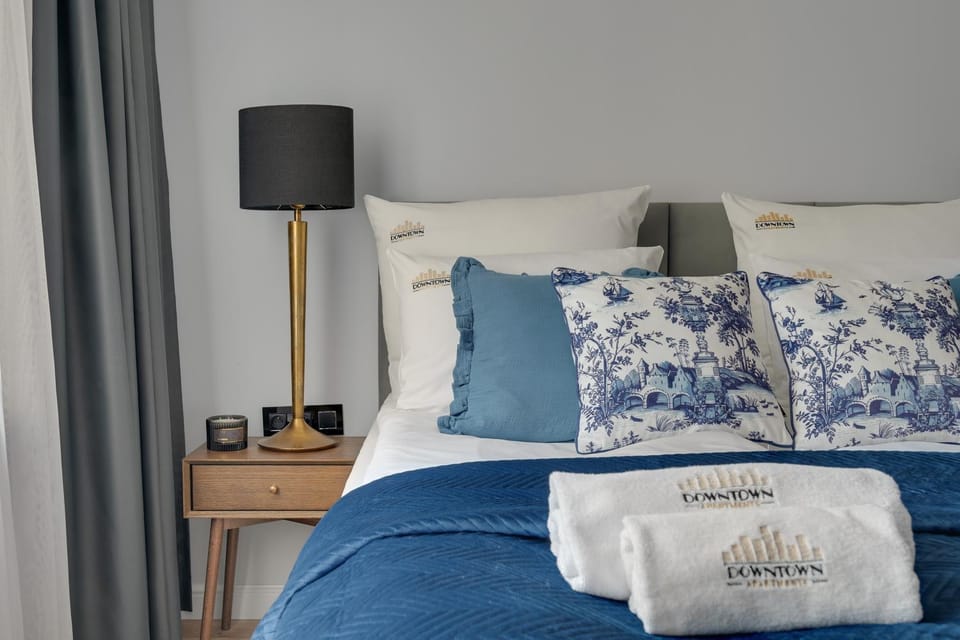 Bed, Photo of the whole room, Seating area, Bedroom