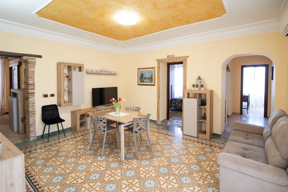 Seating area, Dining area