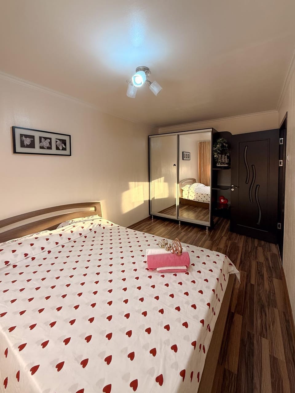 Bed, Photo of the whole room, wardrobe