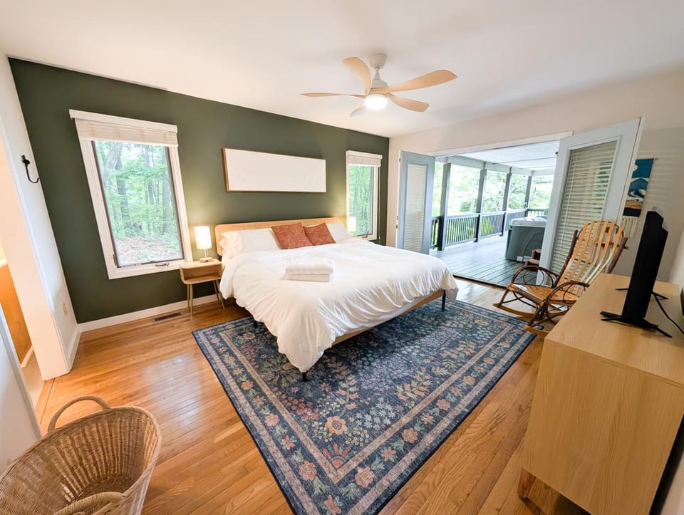 Photo of the whole room, Bedroom