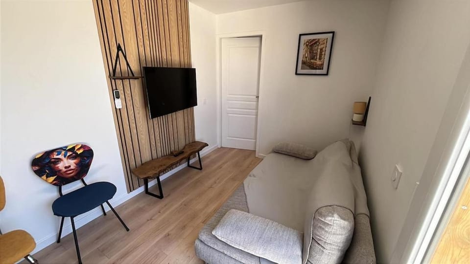 Communal lounge/ TV room, TV and multimedia, Living room, Seating area