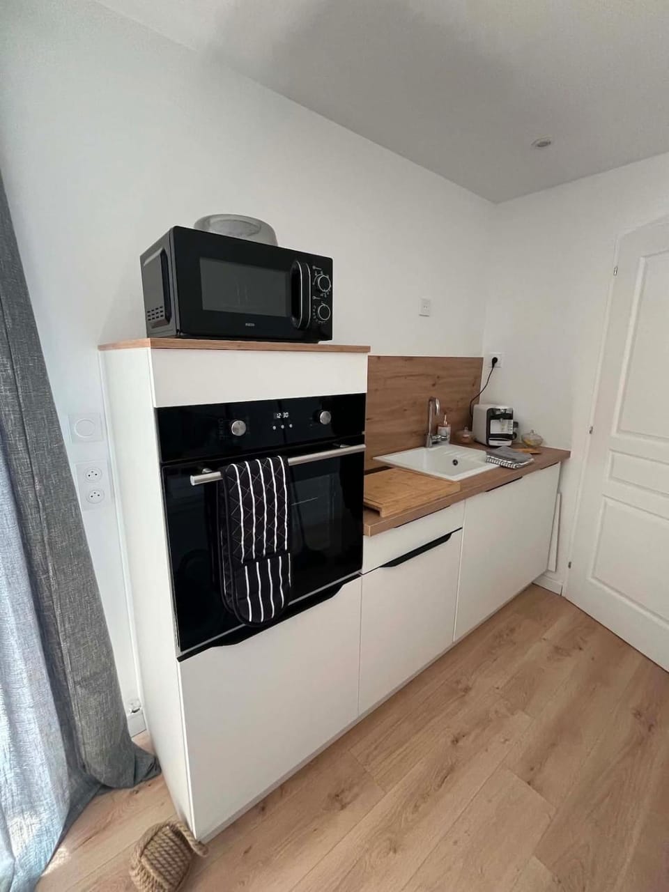 Kitchen or kitchenette, oven, stove