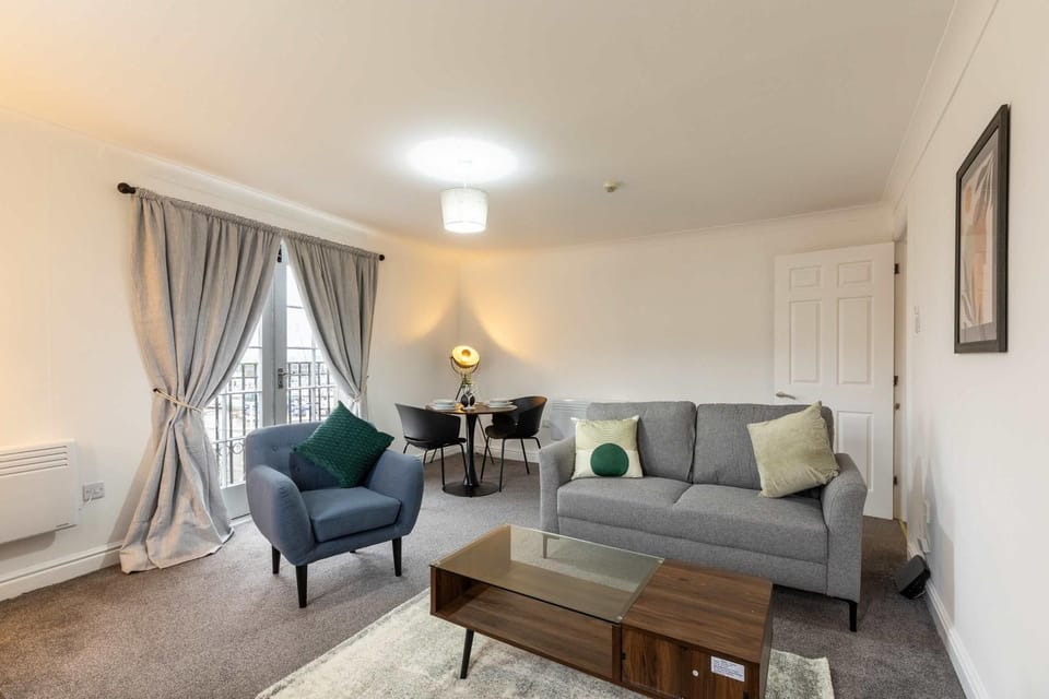 Charming 1BR Apt on Harbour with Sea Views Apartment in Copeland District