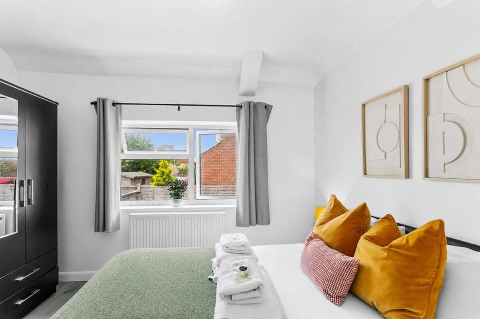 Bed, TV and multimedia, Bedroom