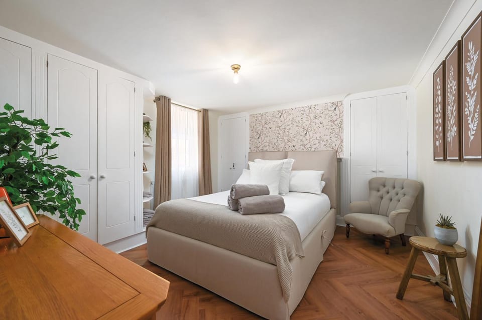 Bed, Seating area, Bedroom