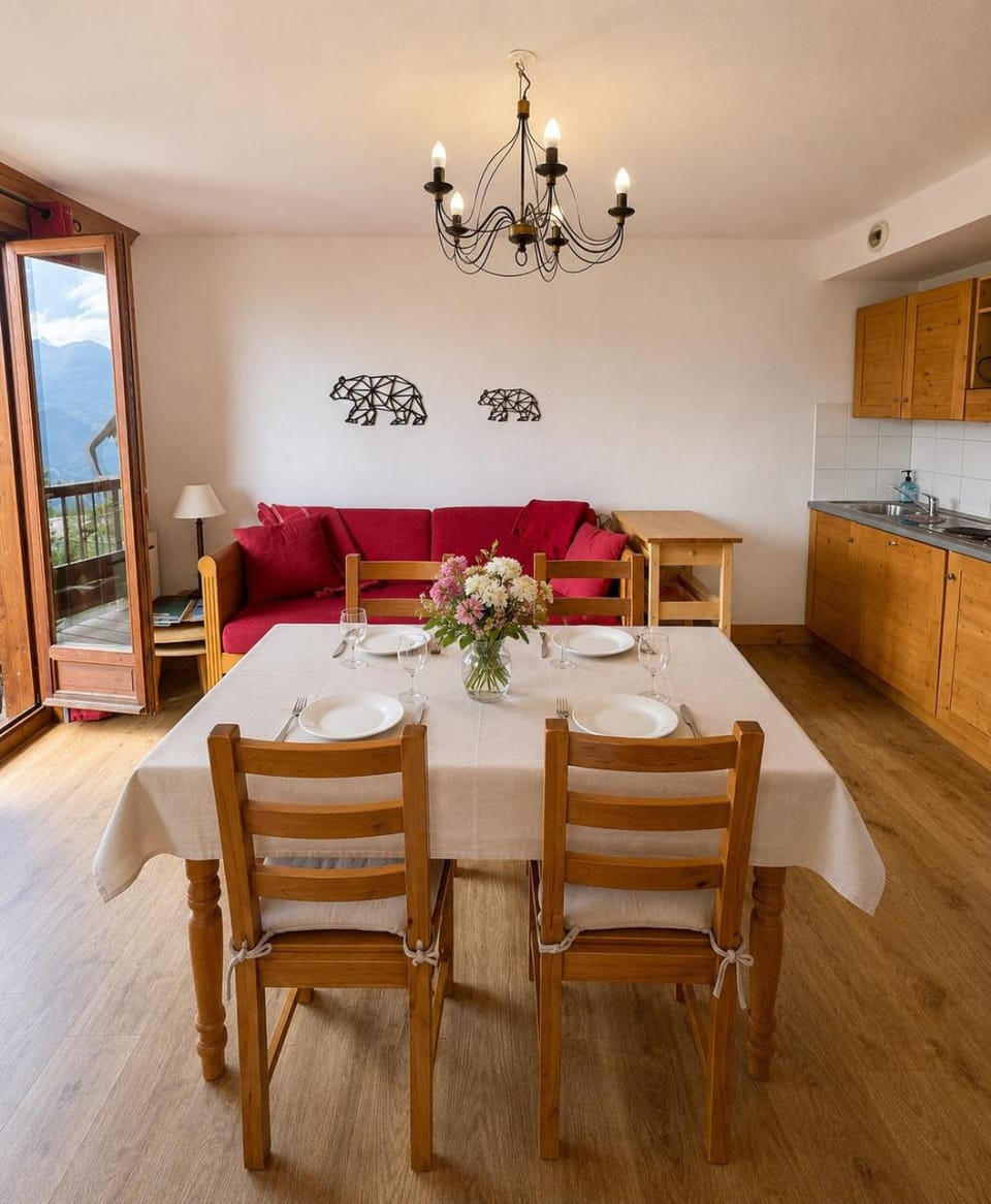 Kitchen or kitchenette, Dining area