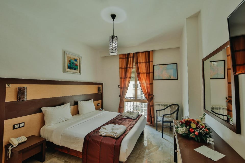 Bed, TV and multimedia, Photo of the whole room, Bedroom