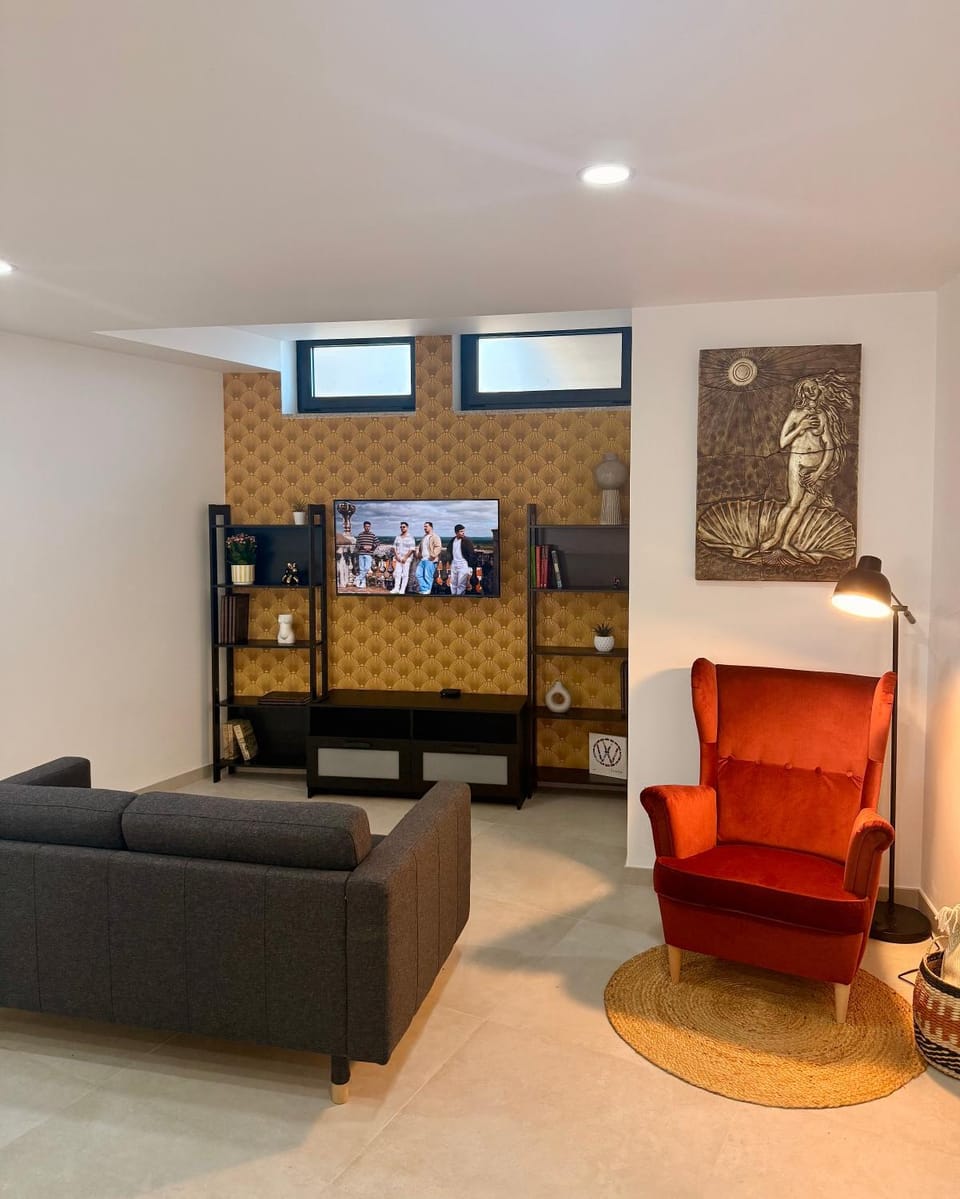 Communal lounge/ TV room, TV and multimedia, Seating area
