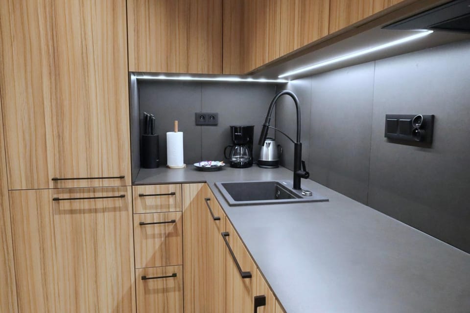 Coffee/tea facilities, Kitchen or kitchenette, stove