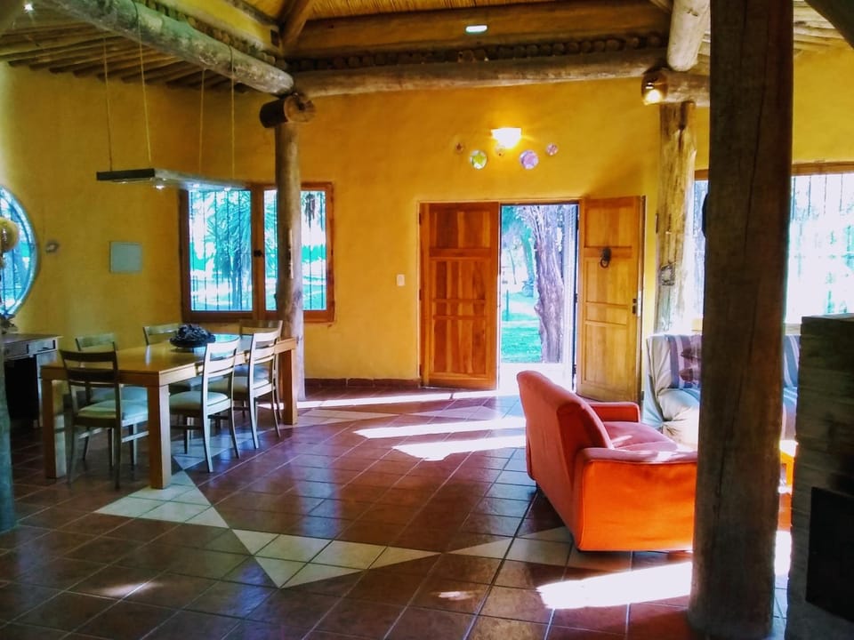 Casa Ecológica con gran parque y piscina en zona privilegiada "De Barro y Caña" House in Mendoza Province Province