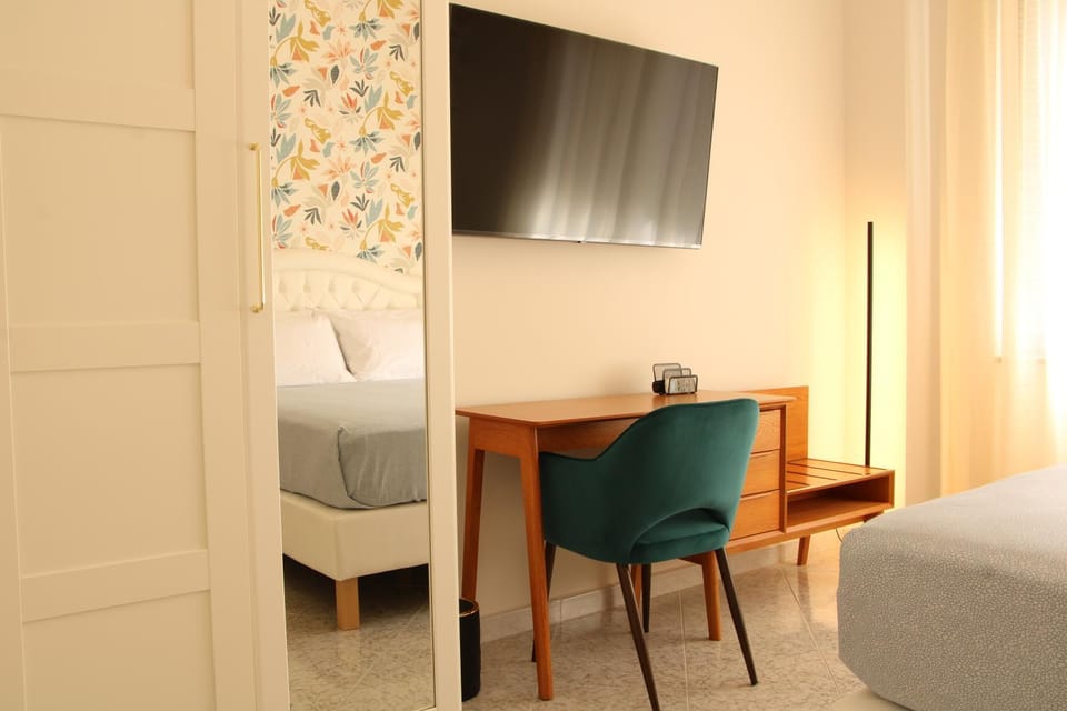 Photo of the whole room, Bedroom