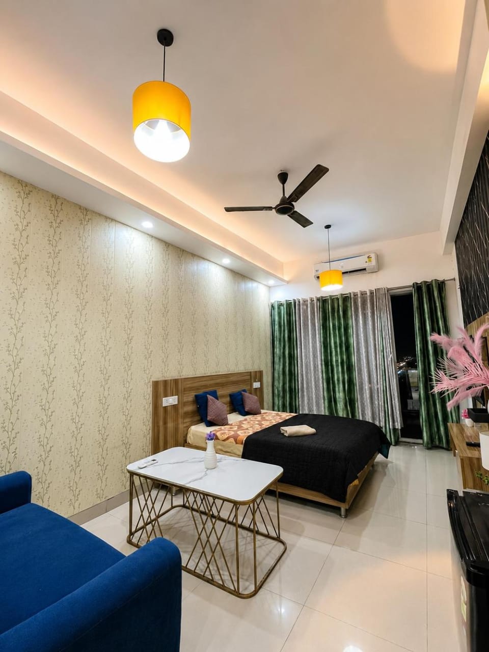 Aura stays Apartment in Noida