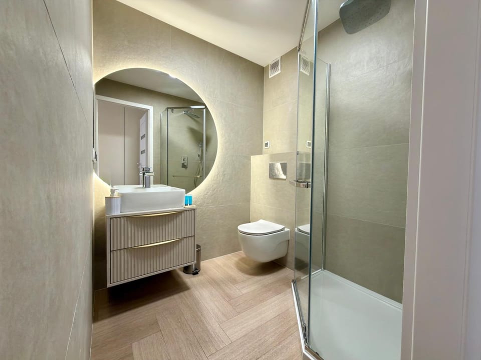 Shower, Toilet, Bathroom, towels