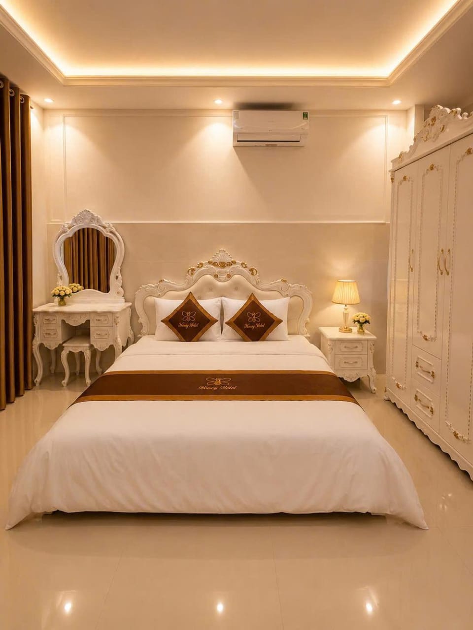 Bed, Photo of the whole room, Bedroom, wardrobe, air conditioner