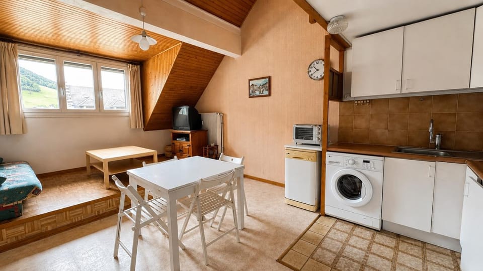Dining area, dishwasher, washing machine