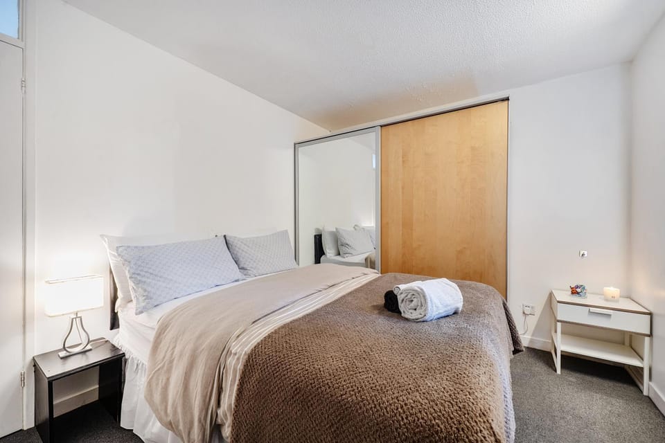 London Home for 6 Plaistow Area - Transport Links House in London