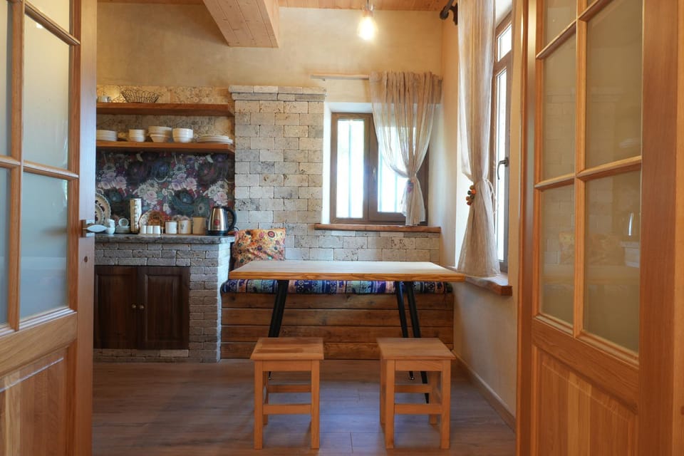 Kitchen or kitchenette, Dining area