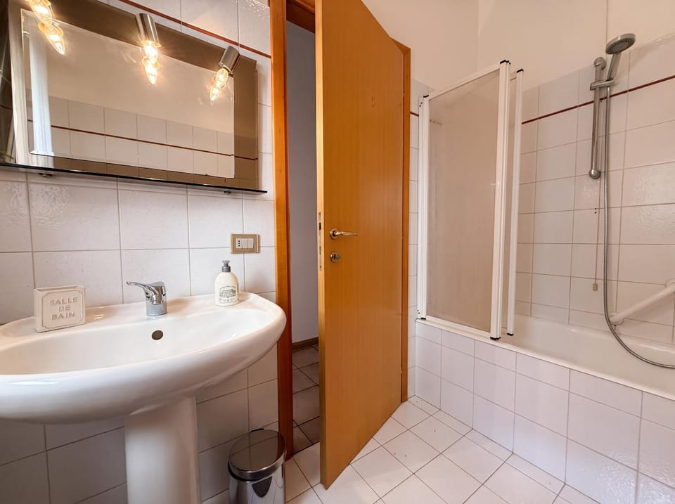 Shower, Toilet, Bathroom, Bath