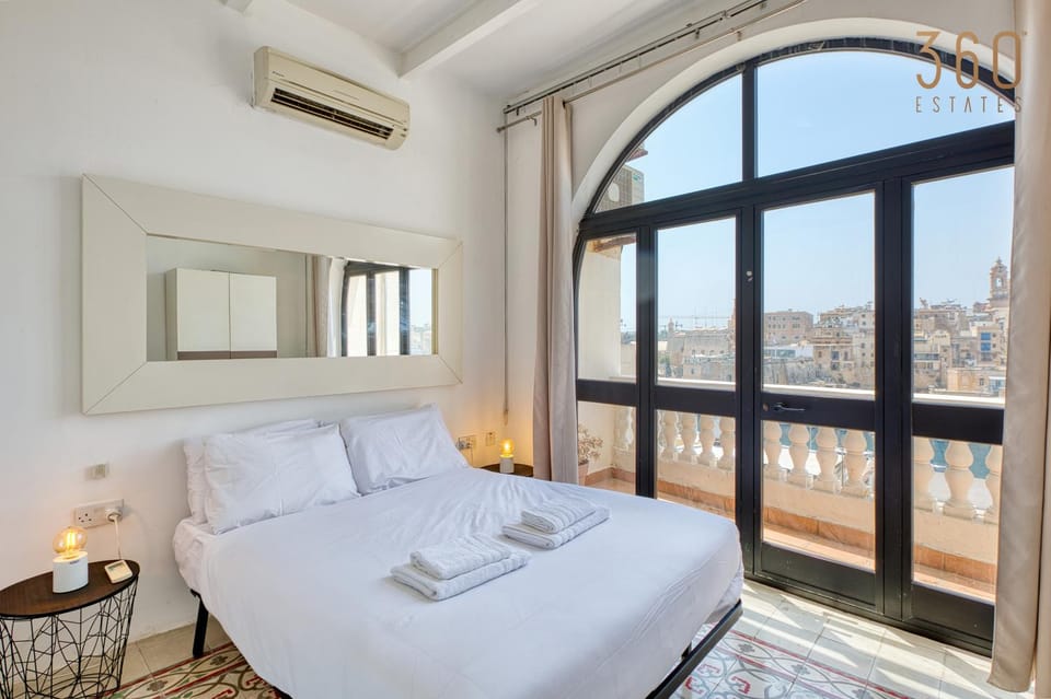 Bed, Photo of the whole room, Bedroom, towels, air conditioner