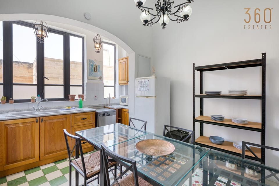 Kitchen or kitchenette, Dining area, minibar, stove