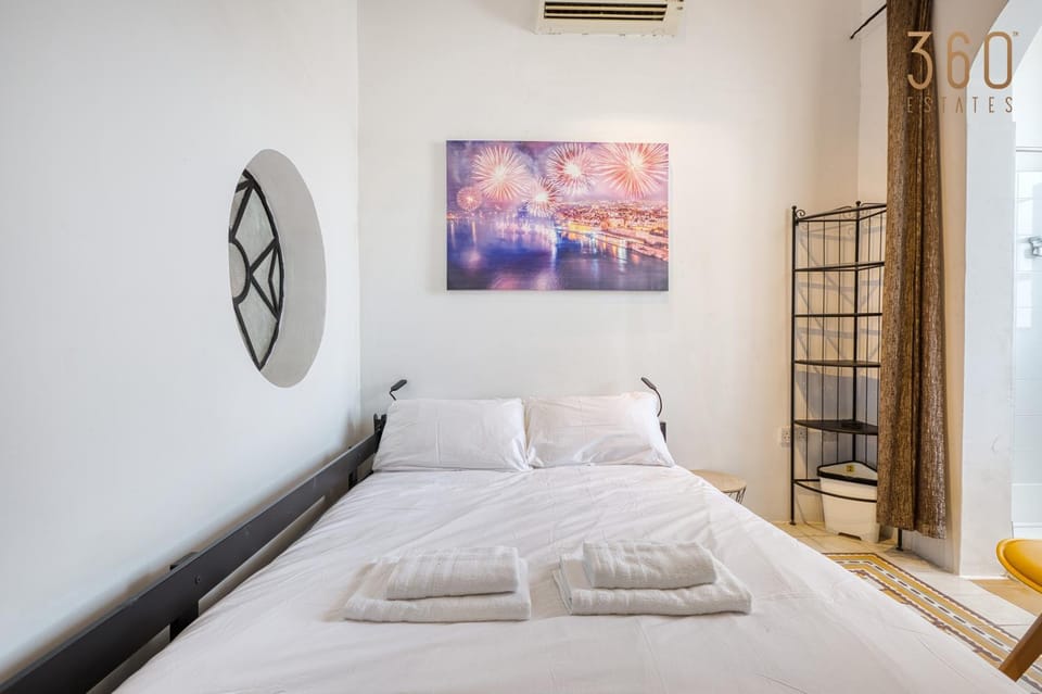 Bed, Photo of the whole room, Bedroom, fireplace, towels, air conditioner