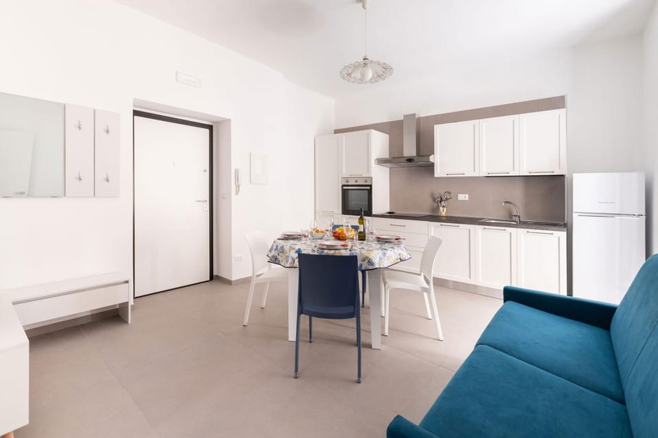 Kitchen or kitchenette, Dining area, stove