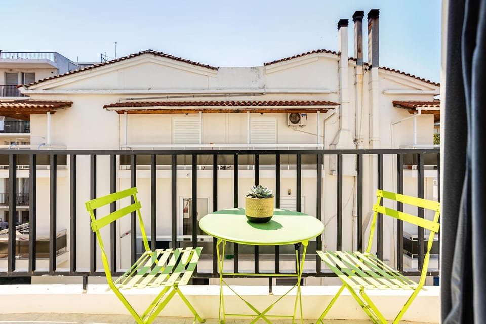 Property building, Day, Balcony/Terrace, Seating area
