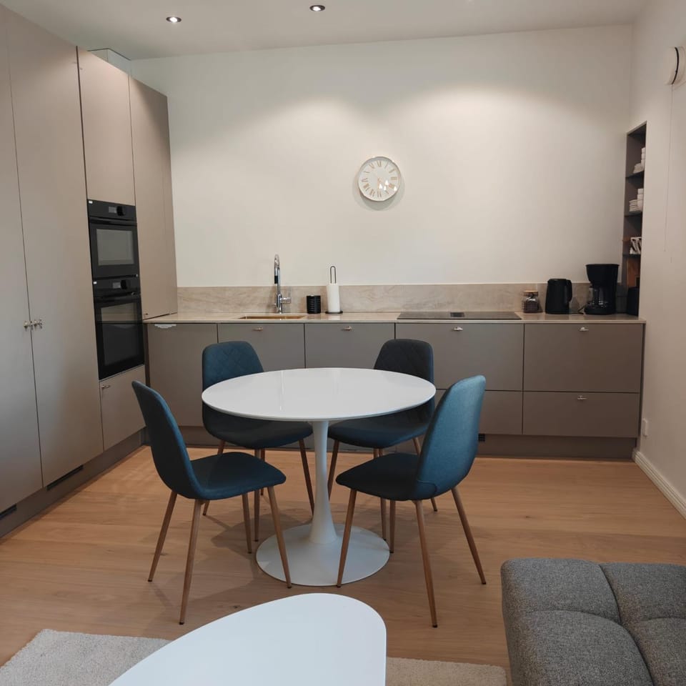 Coffee/tea facilities, Kitchen or kitchenette, Seating area, Dining area, oven