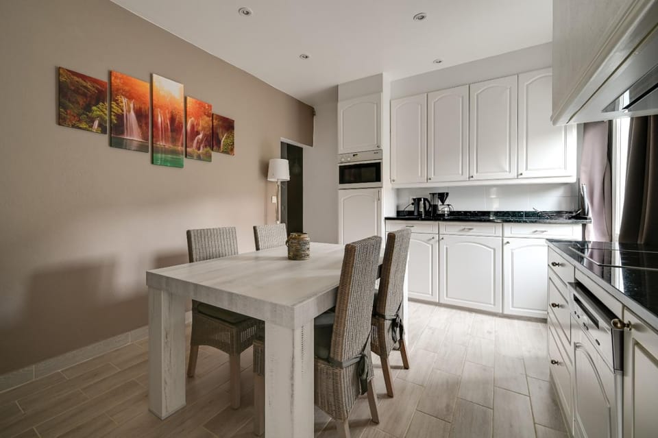 Kitchen or kitchenette, Dining area, dishwasher, oven, pet friendly, stove