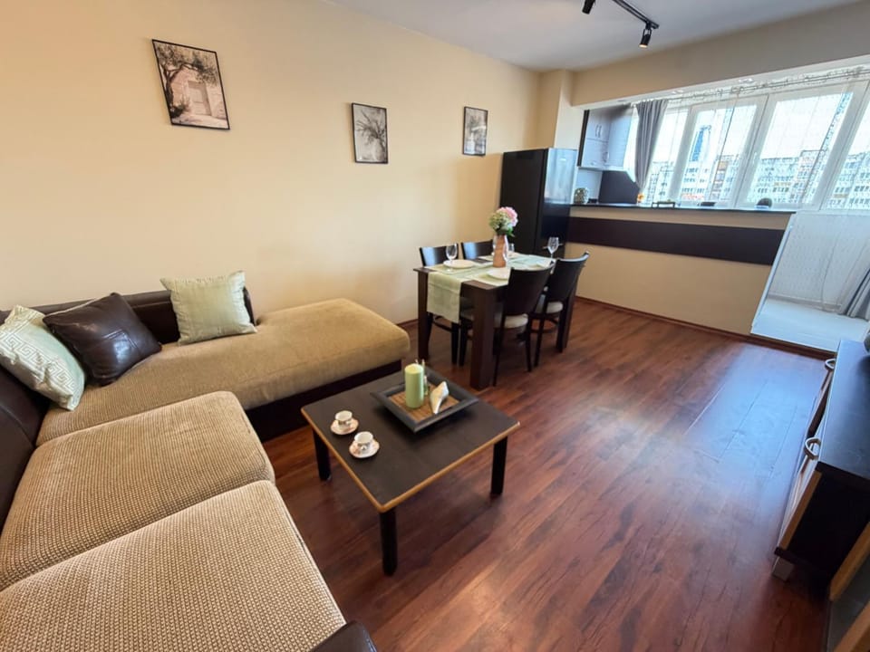 Kitchen or kitchenette, Living room, Seating area, Dining area